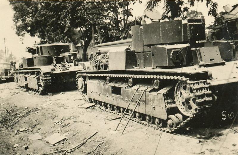 Танки Т-28 из 8-й танковой дивизии на улице города Жолква