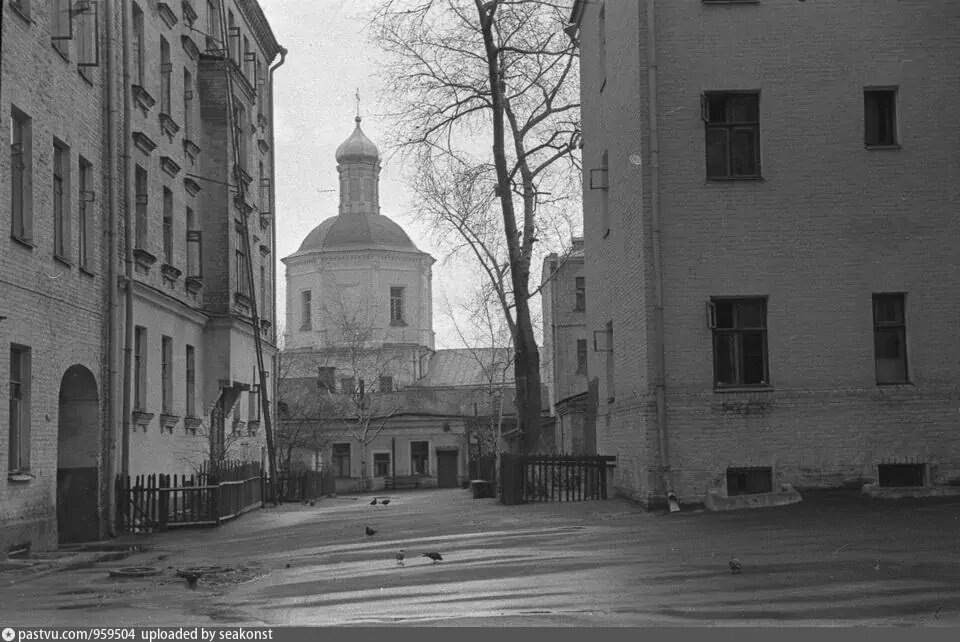 Московский дворик возле храма Илии Пророка Обыденного 1965 , Автор Михайлов Андрей Михайлович.