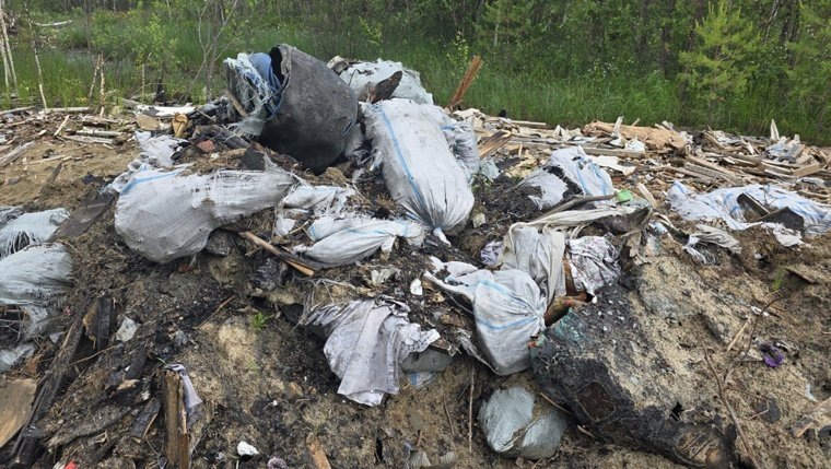 Территория якобы под дорогу больше похожа на свалку
Фото:Владимир Зиновьев