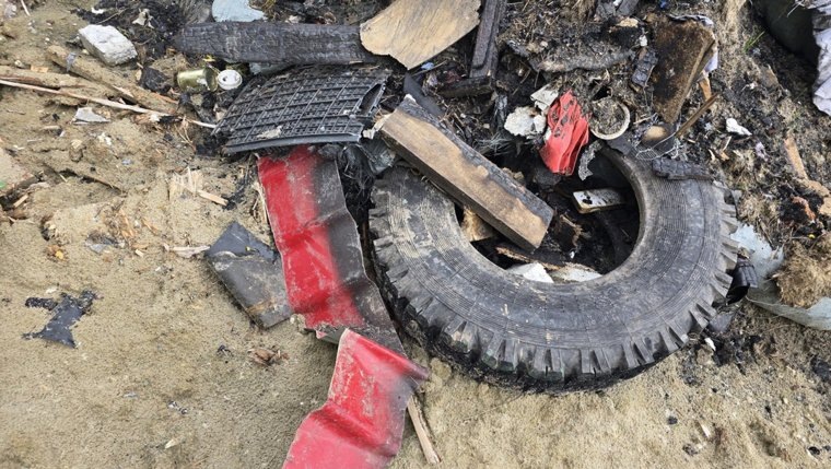 Среди строительного мусора покрышки, элементы от разобранных аварийных домов
Фото:Владимир Зиновьев