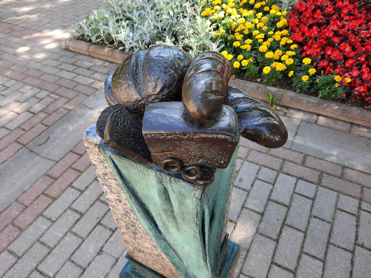 Памятник хлебу. Фотография с сайта https://rybolovmaster.ru/travel/pamyatnik-hlebu 