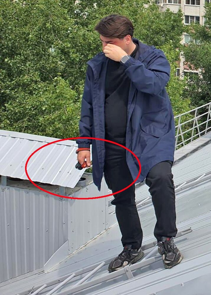 Фановые трубы выведены туда же куда и вытяжка. Козырёк слишком опущен  📷
