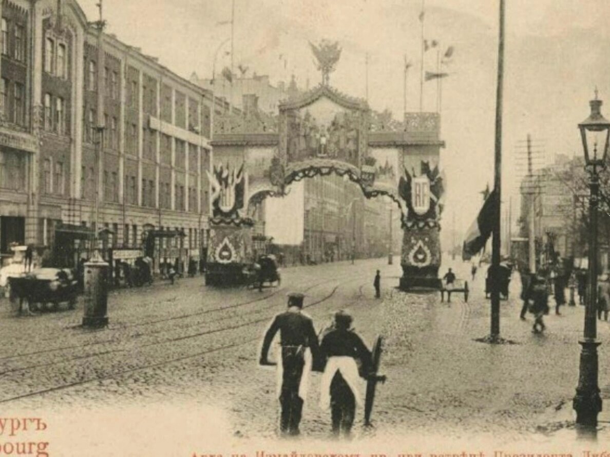 Триумфальная арка, воздвигнутая в честь приезда президента Франции у Варшавского вокзала