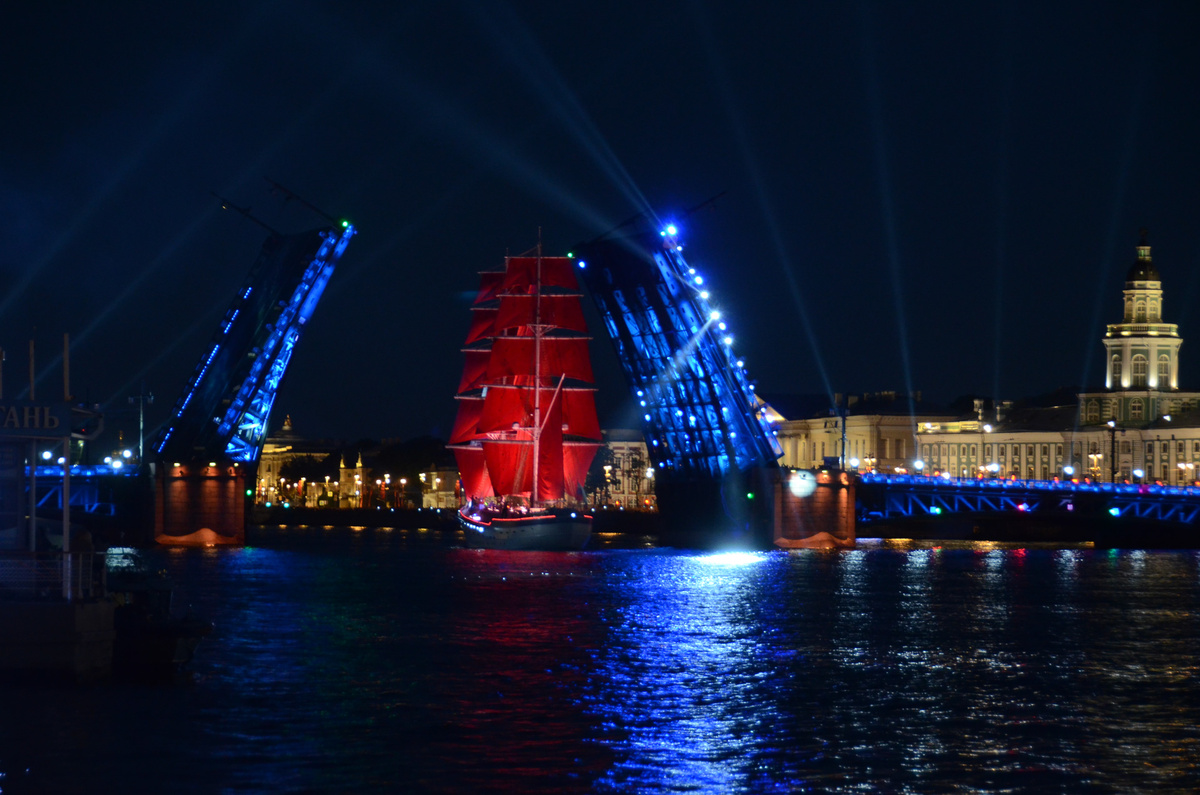Погода в ночь праздника выпускников Алые паруса в Петербурге будет теплой.  Фото: Фото: ФедералПресс / Татьяна Буторина