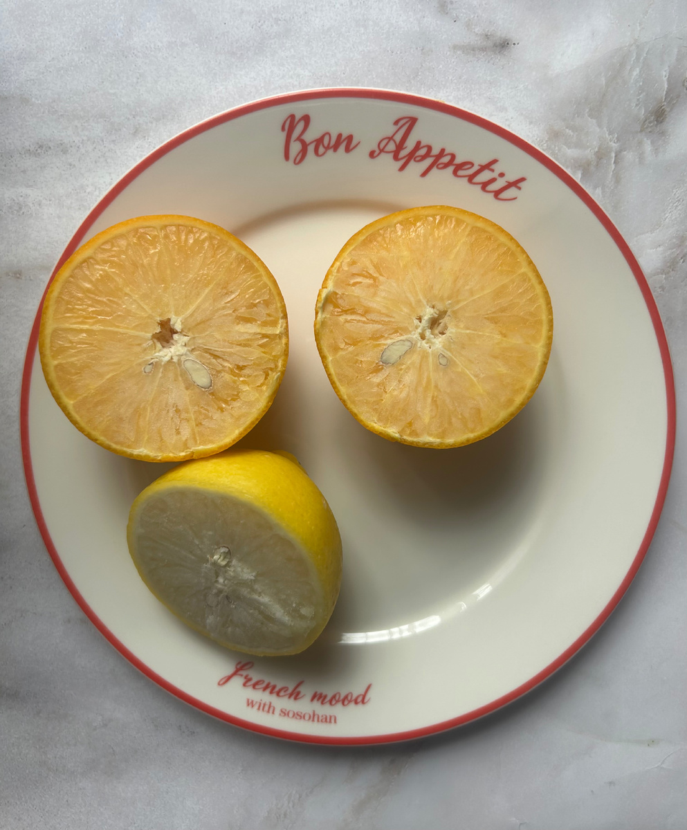 Для того,чтобы ушла горечь,необходимо лимон и апельсин убрать в морозилку.