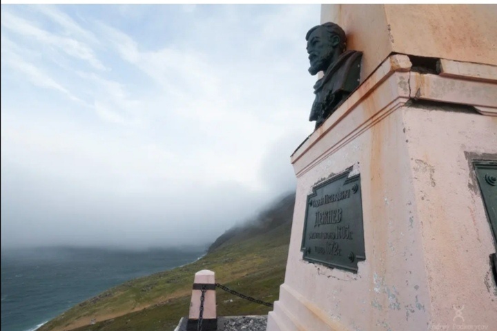 Маяк-памятник казаку Семёну Ивановичу Дежнёву на одноимённом мысе