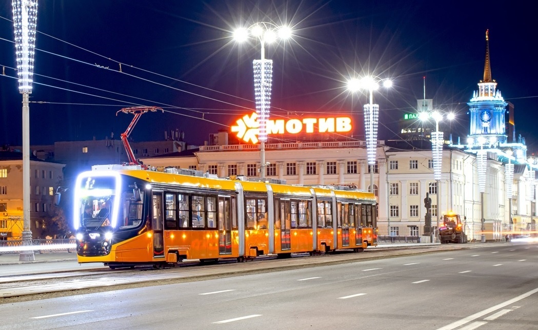 Пятисекционный трамвай УКВЗ в Екатеринбурге. Фото сайта transphoto.org, автор Иван Ревенков