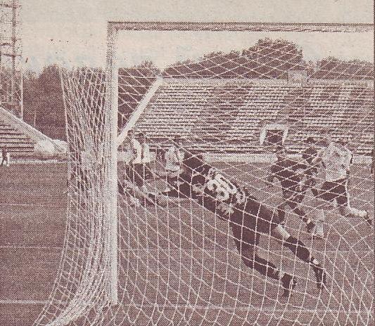 Фото с матча из "Таганрогской правды". Гости в белых футболках.