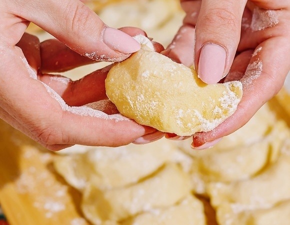 "Мягкое и эластичное": тесто для вареников и пельменей теперь делаю только так — супер-рецепт из коллекции "Едим Дома"