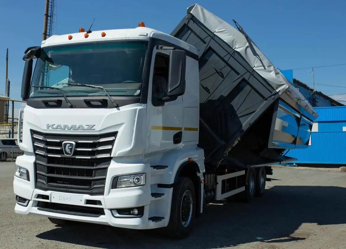 Новый автопоезд «сельхозник», в составе которого самосвал КАМАЗ-65658 и самосвальный прицеп 85300А (источник: kamaz.ru / пресс-служба КАМАЗ)