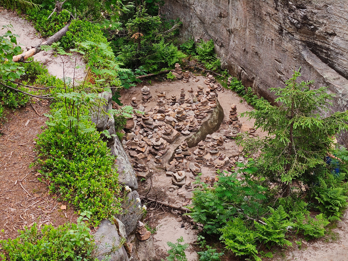 То самое место - вогульское капище из фильма. Как видите, современнички превратили его из киношного в настоящее))