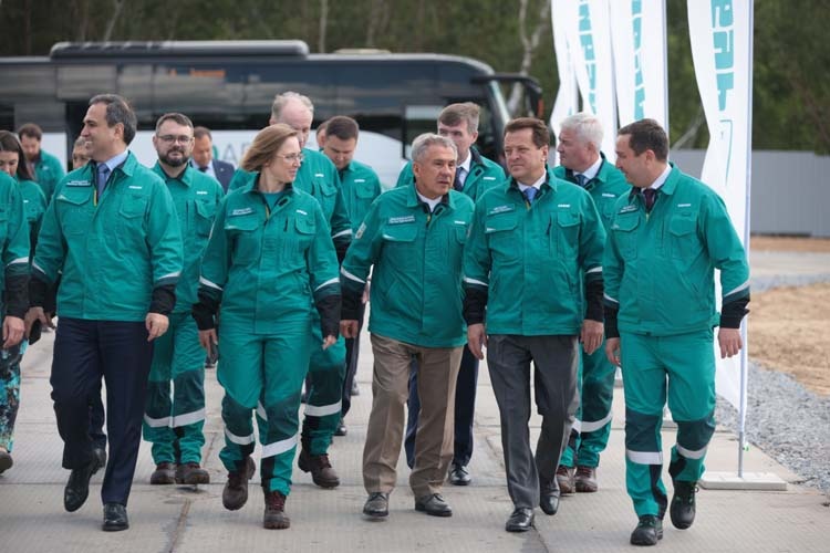    Сегодня стартовало строительство завода СИБУРа по производству катализаторов. В заливке первого кубометра бетона в основание будущей фабрики приняли участие раис РТ Рустам Минниханов, председатель правления, генеральный директор СИБУРа Михаил Карисалов, мэр Казани Ильсур Метшин.   
Фото: Сергей Елагин