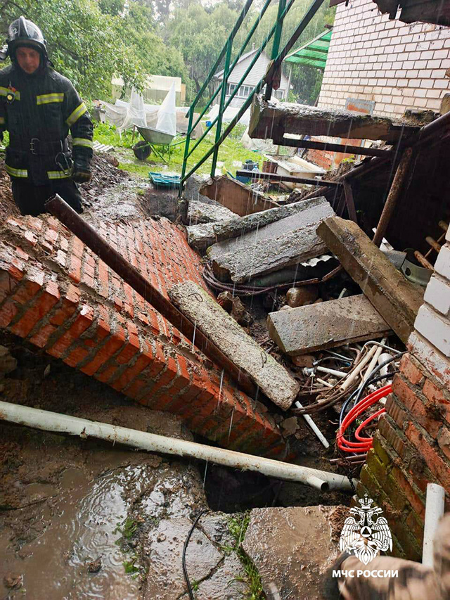 Под завалами крыльца погиб мужчина в Тверской области