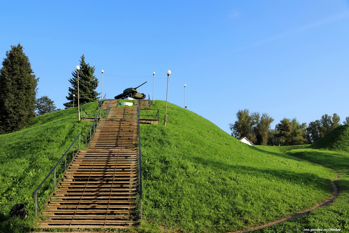 Инженерный бастион (северо-западный). На нём установлен памятник - танк Т-34-85