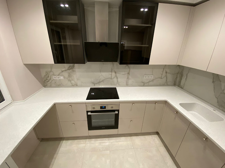 Столешница для кухонного гарнитура изготовлена из акрилового камня Grandex D-301 Poppy Seed