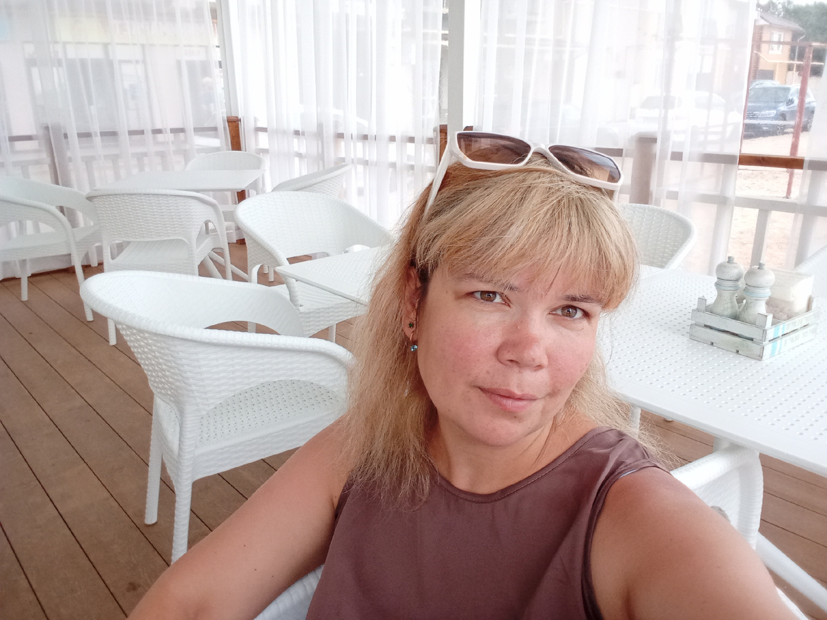 На юге я не крашусь, загораю и не укладываю волосы. Отдых, есть отдых