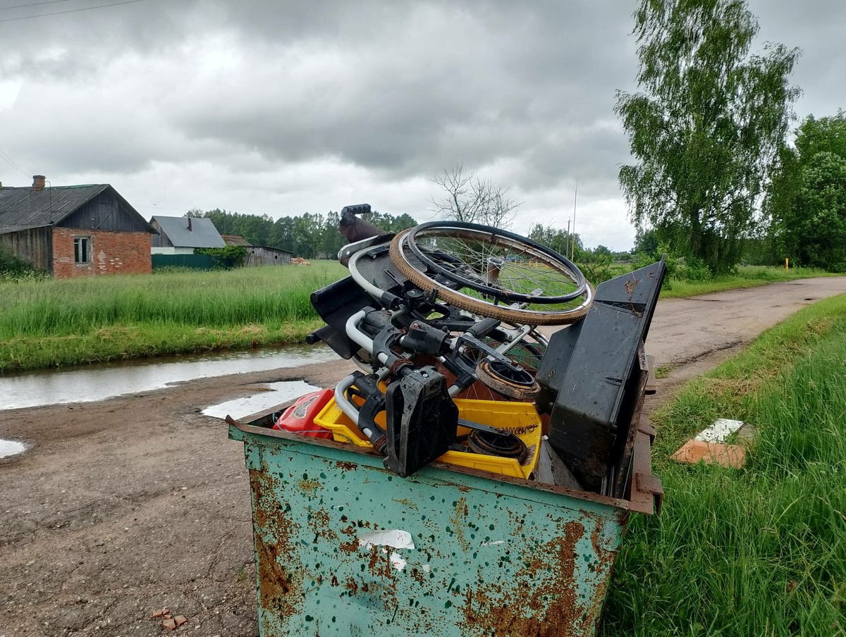 Очень символично. Фото с сегодняшней прогулки по деревне. Деревенька-то не такая большая - откуда в помойном ящике инвалидная коляска?..  Хочется думать, что кто-то избавился от своих ограничений, выздоровел и выбросил коляску как символ освобождения от оков.