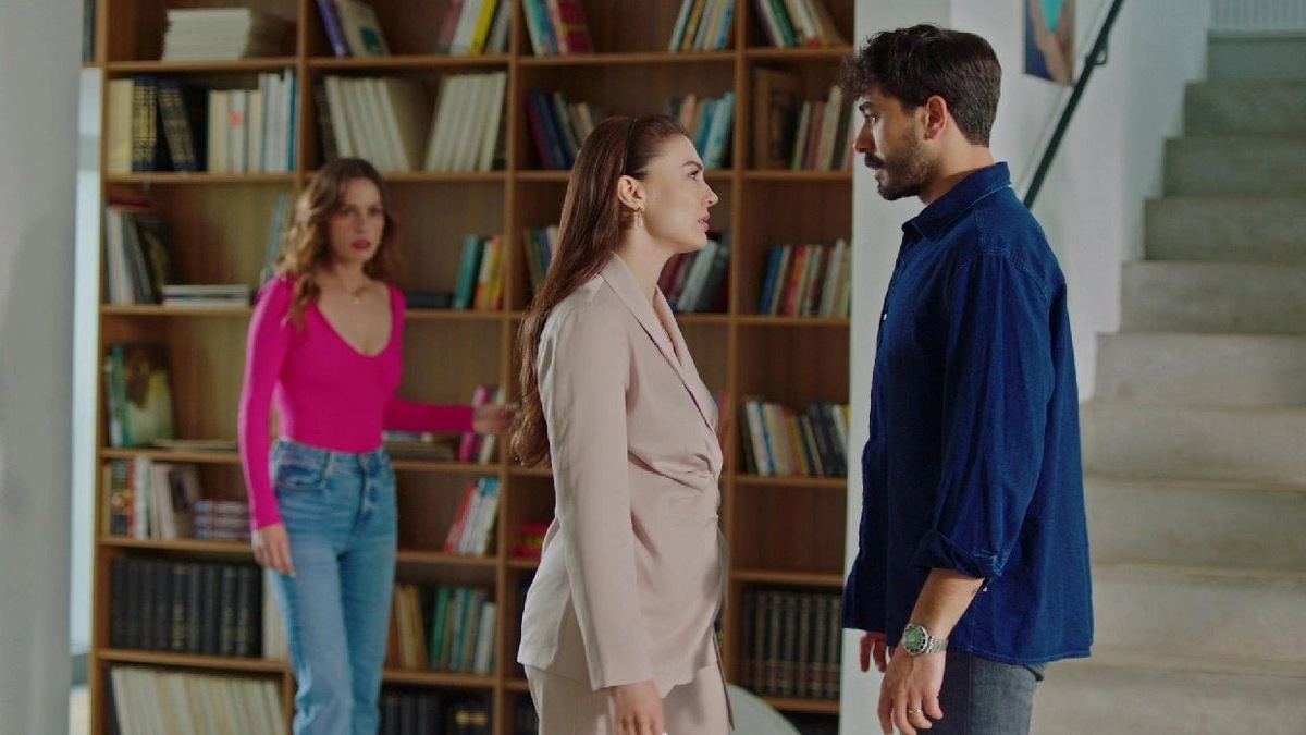 Героиня Бурджу как раз в доме Гайе. Кадр из сериала «Королева», Турция, 2023 год