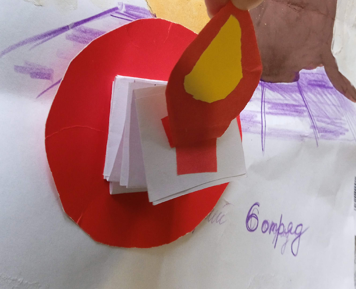 Вот такую свечку мы смастерили из цветной бумаги и картона