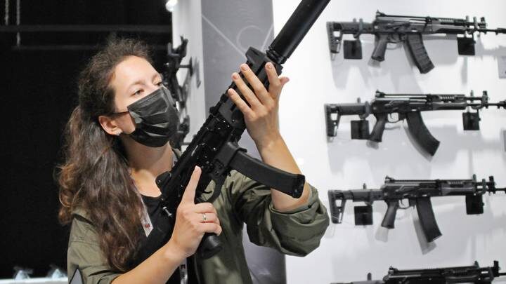  Представитель экспозиции Концерна «Калашников» Анастасия Короткова / Фото: Светлана Колоскова / Вечерняя Москва