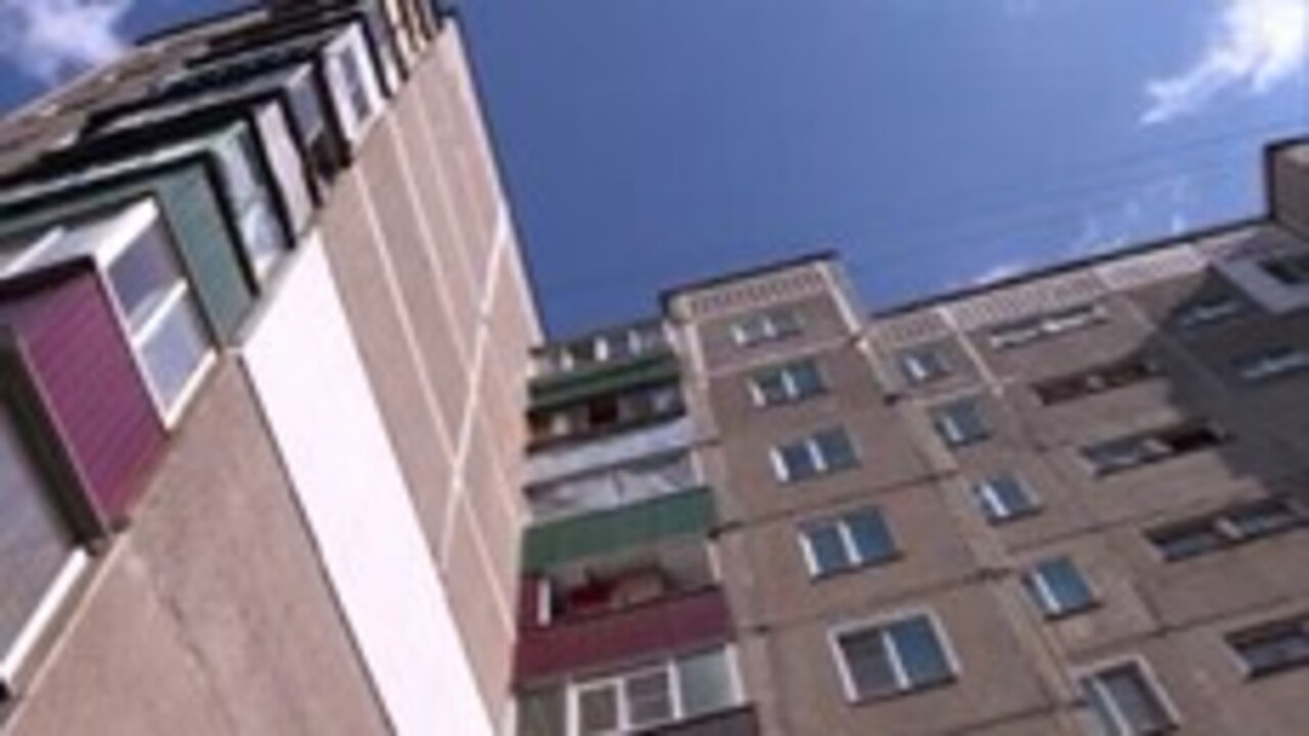    В многоквартирном доме на Северо-Западе Курска второй месяц продолжаются восстановительные работы