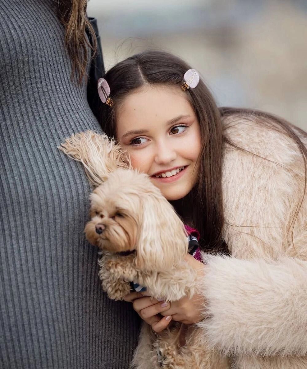    Беременная Агата Муцениеце с дочерью Мией. Фото: соцсети