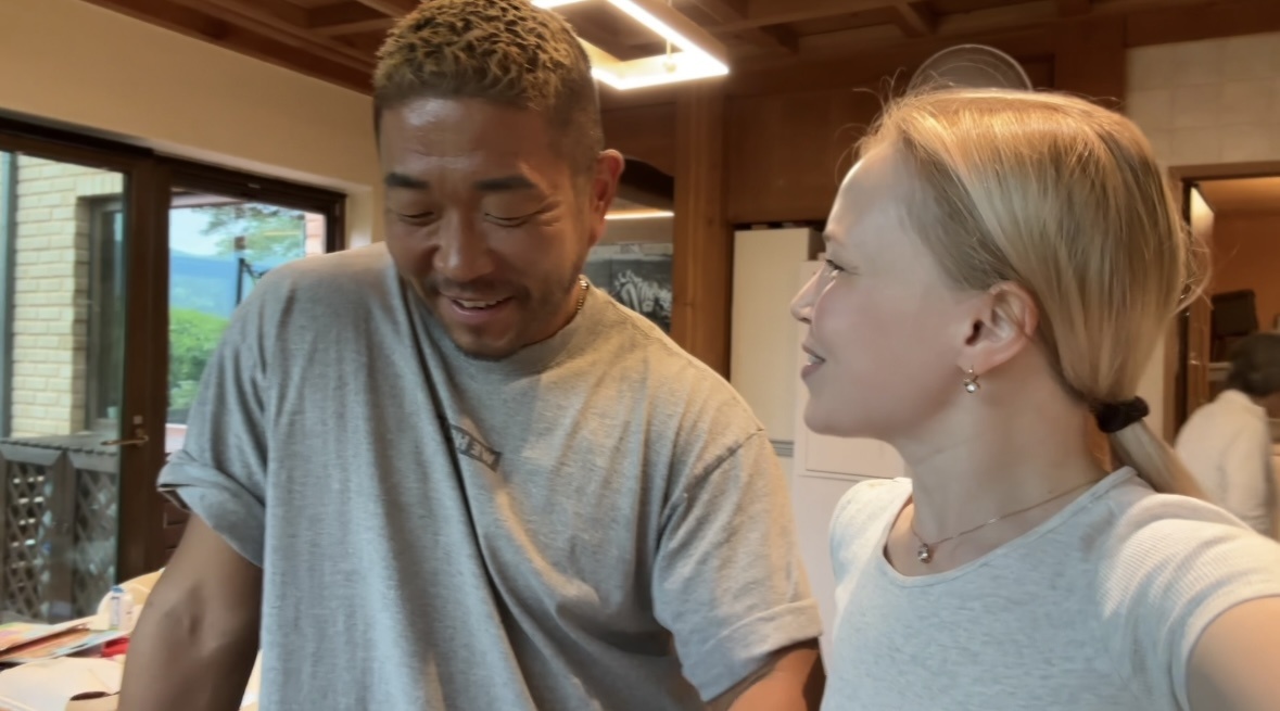 Меня часто спрашивают, почему я не называю мужа по имени. Но в Корее к имени немного другое отношение, здесь важнее статус