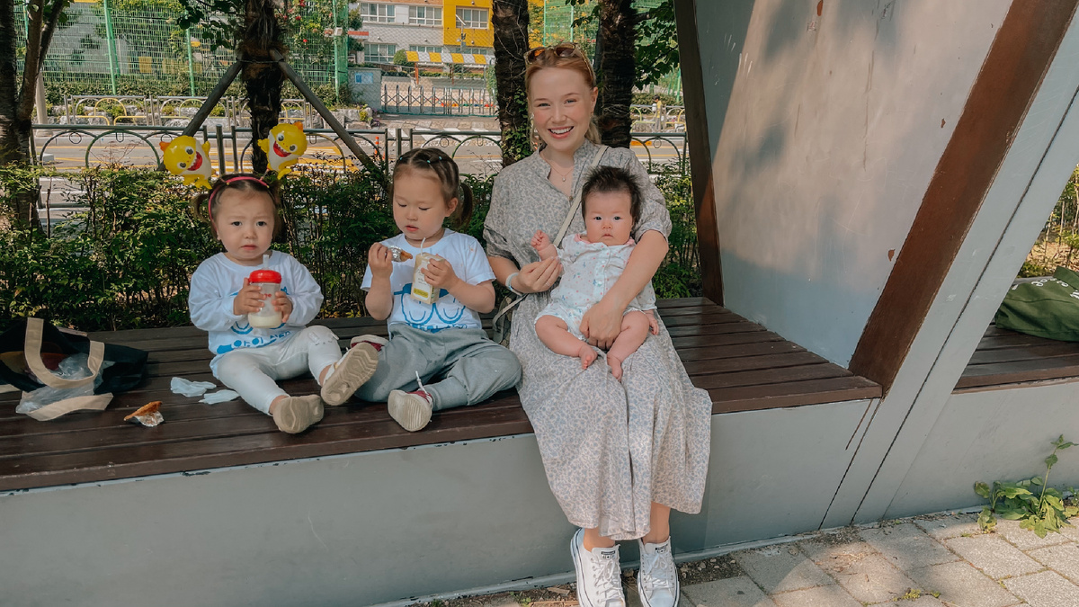 Когда появляются дети, женщина в первую очередь становится мамой. Именно поэтому корейцы обращаются не по имени, а по роли (статусу в семье/обществе) например меня называют мама Инны, мама Наны или мама Нари