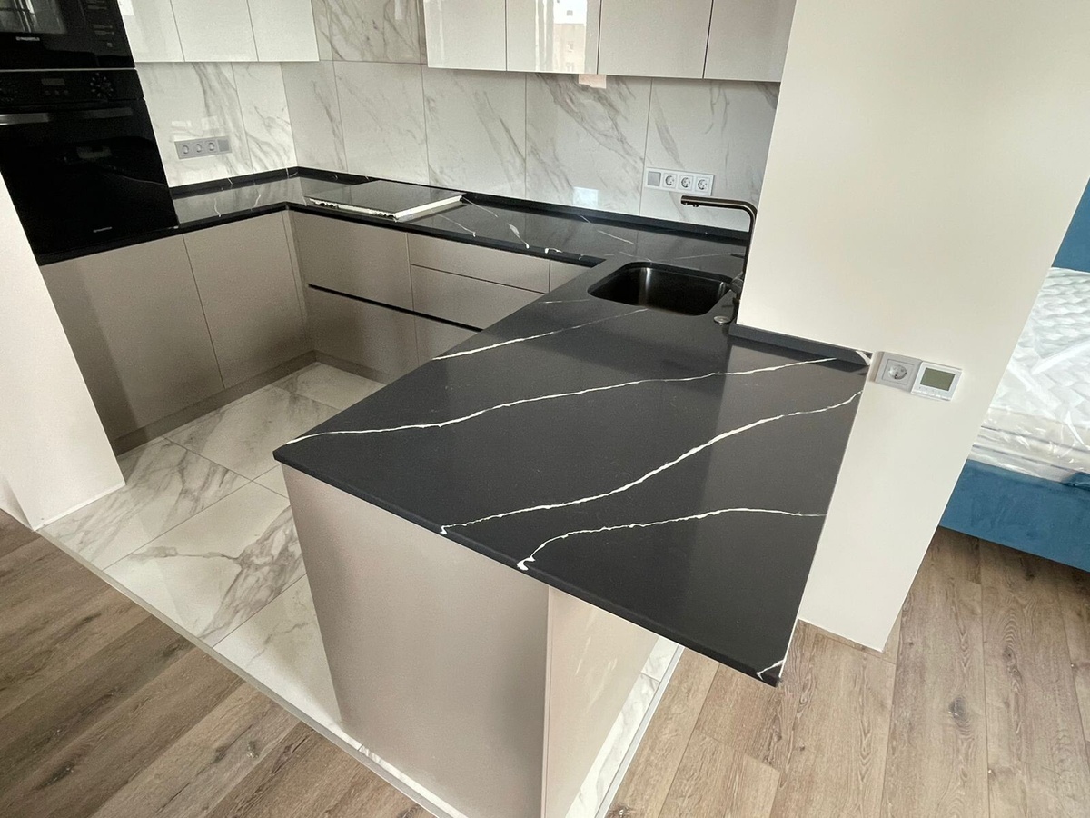 П-образная столешница из кварцевого агломерата