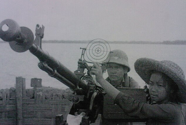 Вьетнамские зенитчики(цы) наводят ДШК.