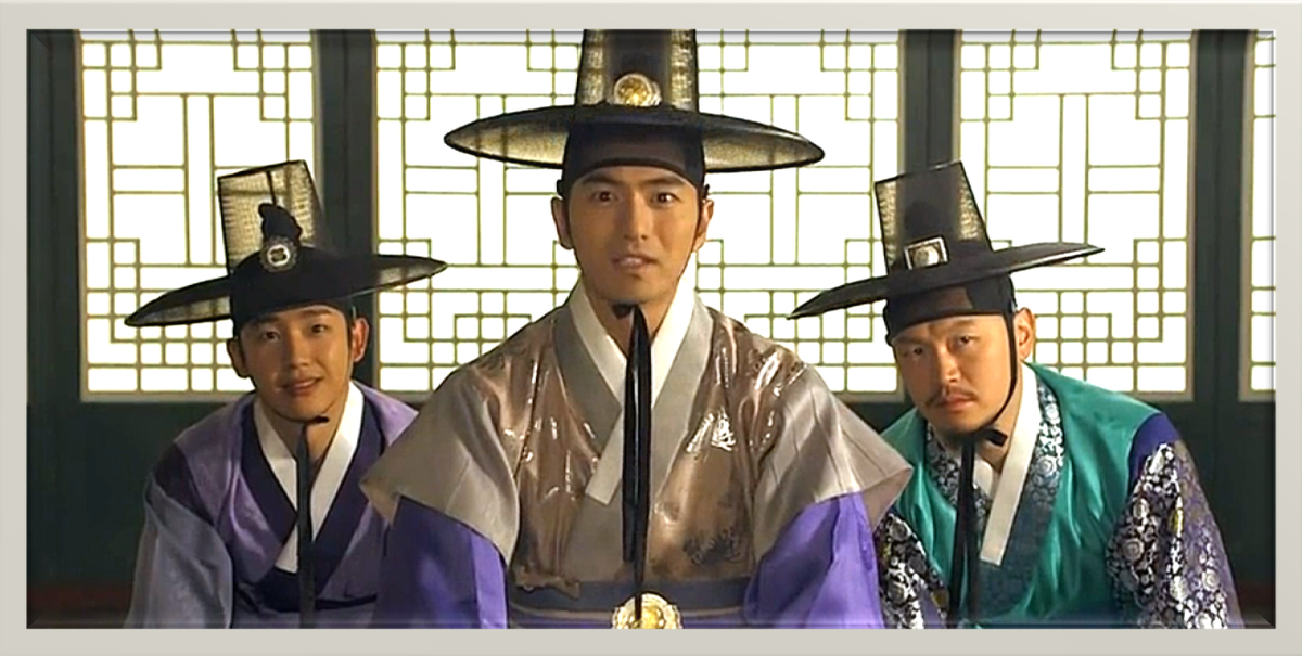 Слева Чон Хэ Ин в роли друга Принца. Принц по центру - актёр Ли Джин Ук. Справа третий мушкетёр Ян Дон Гын.