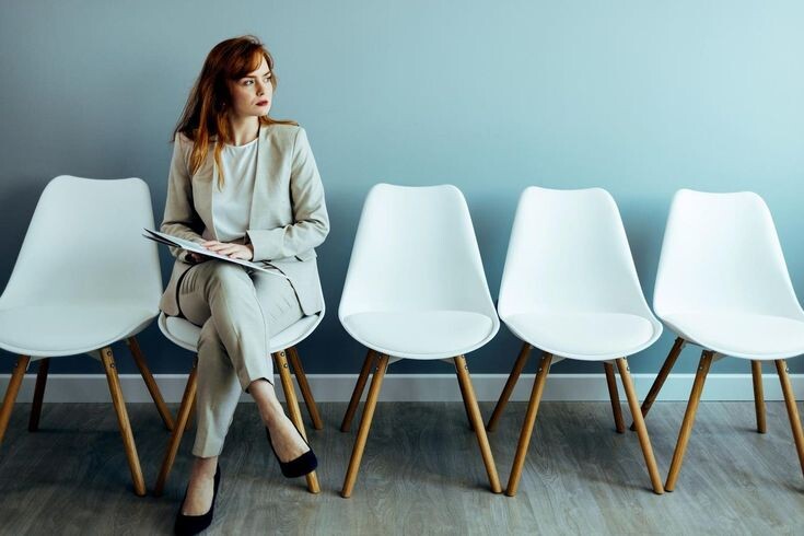 Кандидат ожидает начала собеседования. 