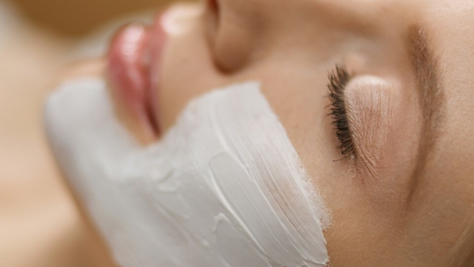 Химический пилинг vs лазерная шлифовка: что выбрать?