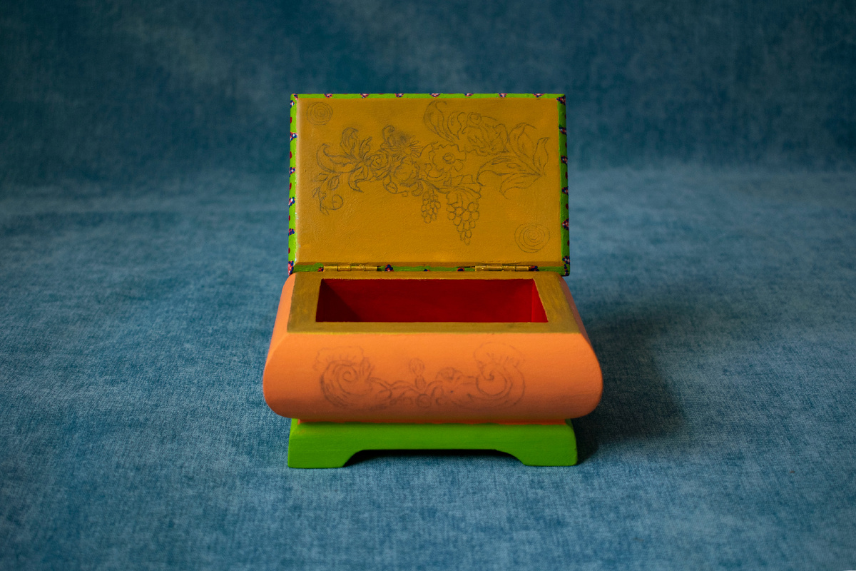 Творческий процесс создания рисунка и росписи на шкатулке. Фотография автора статьи.