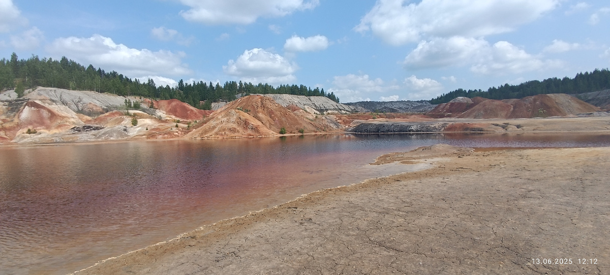 Где-то на просторах "Уральского Марса". Фотография автора, июнь 2025 года. 