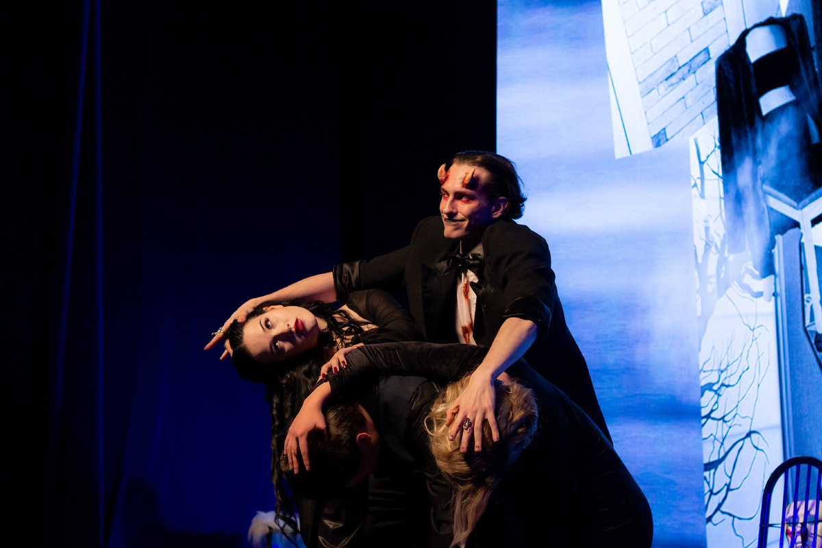 Сцена из мистической постановки «За закрытыми дверями» по мотивам пьесы французского философа и драматурга Жан-Поль Сартра.