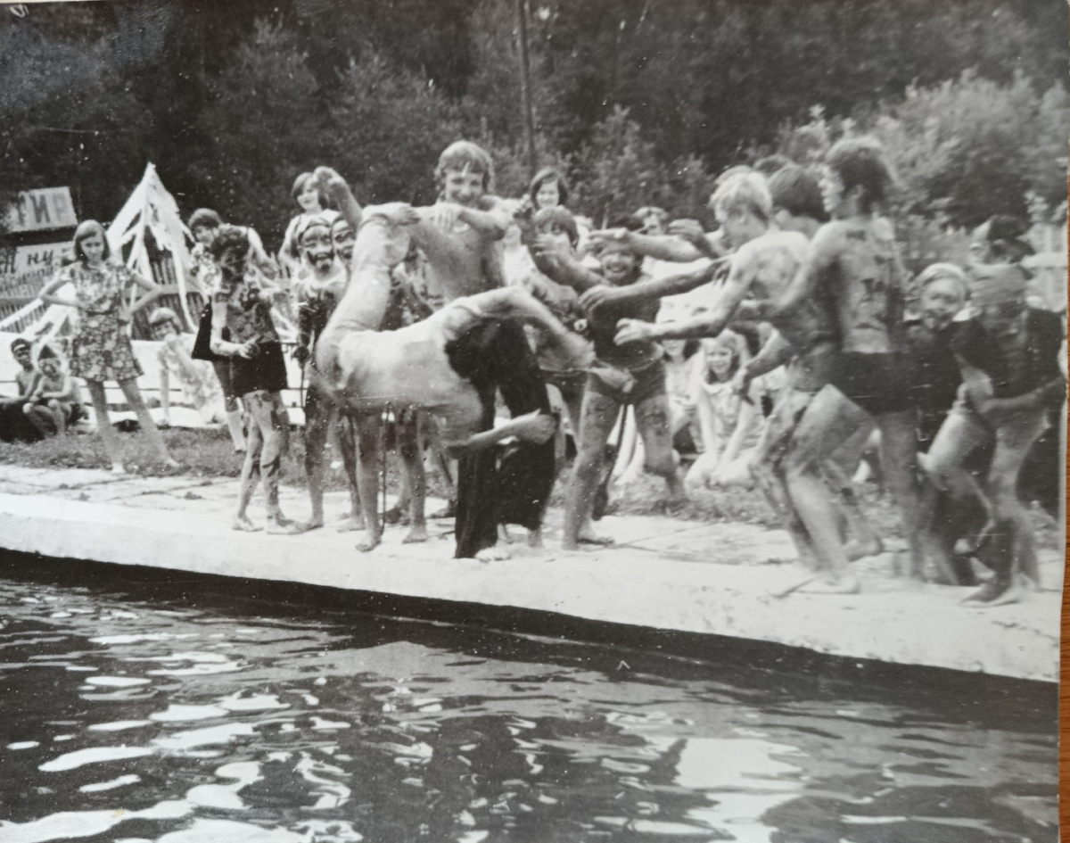 Праздник Нептуна. Вожатый летит в воду.
