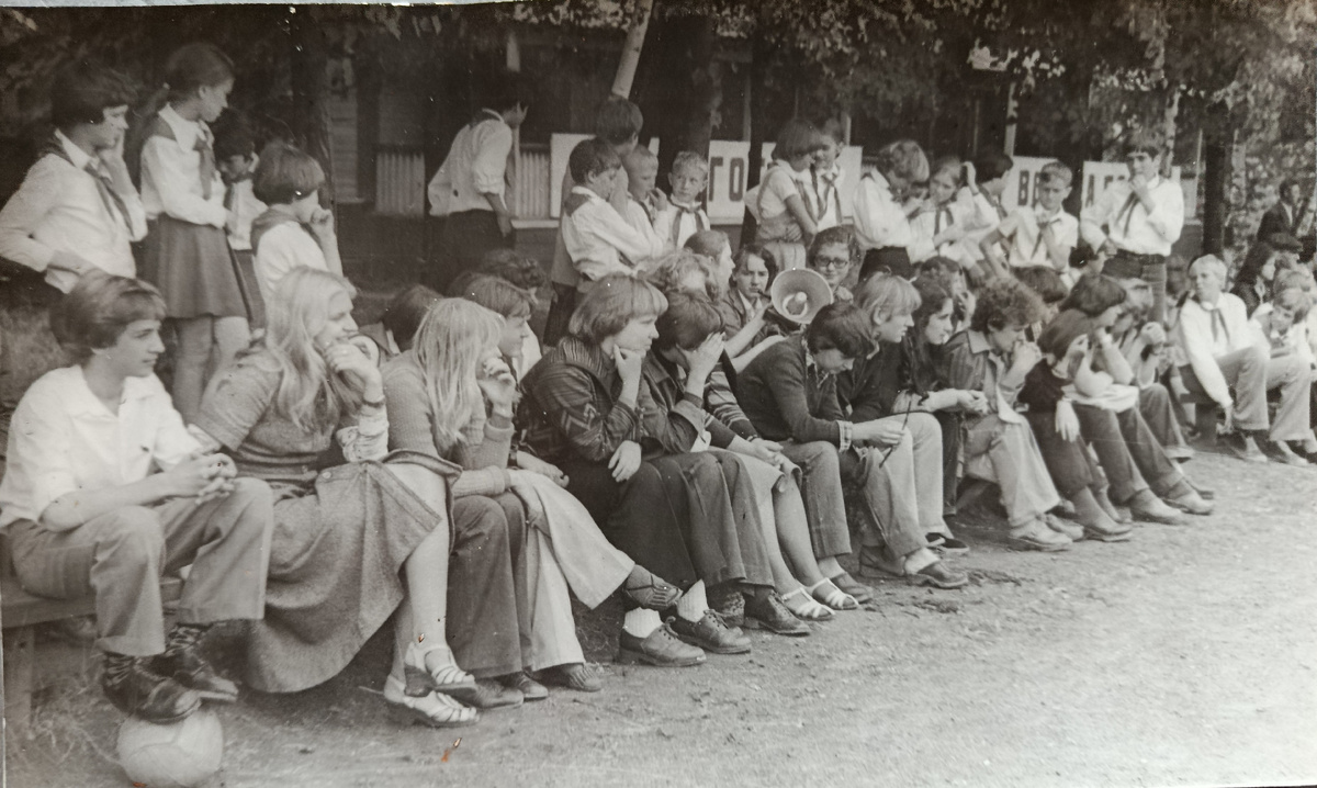 В гостях немецкая делегация. Играют в футбол.