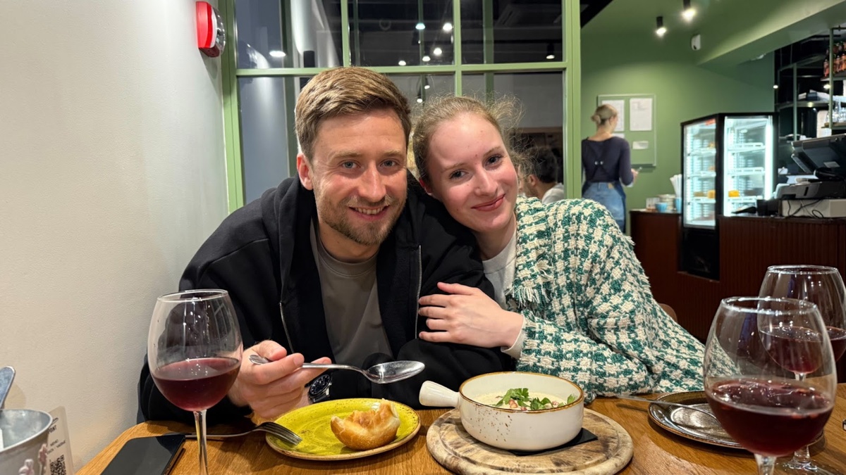 Женя с сестричкой Лизой, ужинали вместе совсем недавно, в июне