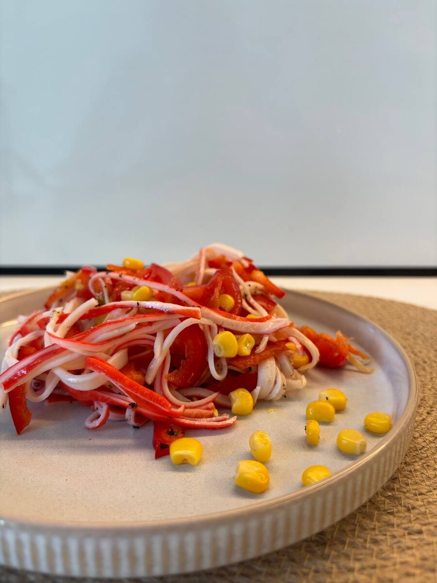 Пример готового салата. Предпочитаю добавлять больше крабовых палочек отночительно других ингредиентов, чтобы отчетливо ощущался их вкус