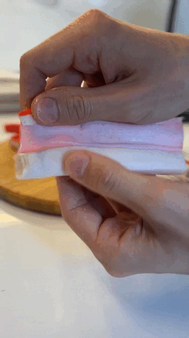 Находим начало и разоварчиваем крабовые палочки в полотно