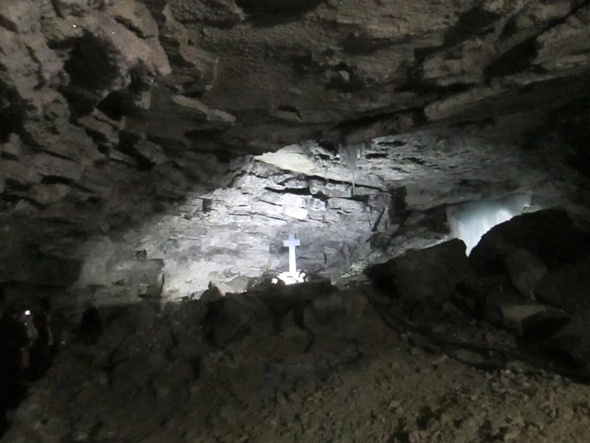 Грот в Кунгурской пещере.