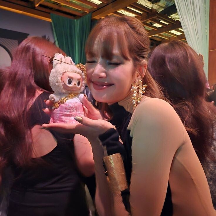 Лиса из BLACKPINK (корейская группа) стала известна как поклонница игрушек Labubu. Многие дети любят к-поп и подражают айдолам. 