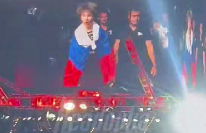 Скриншот с видео выхода на ринг. 