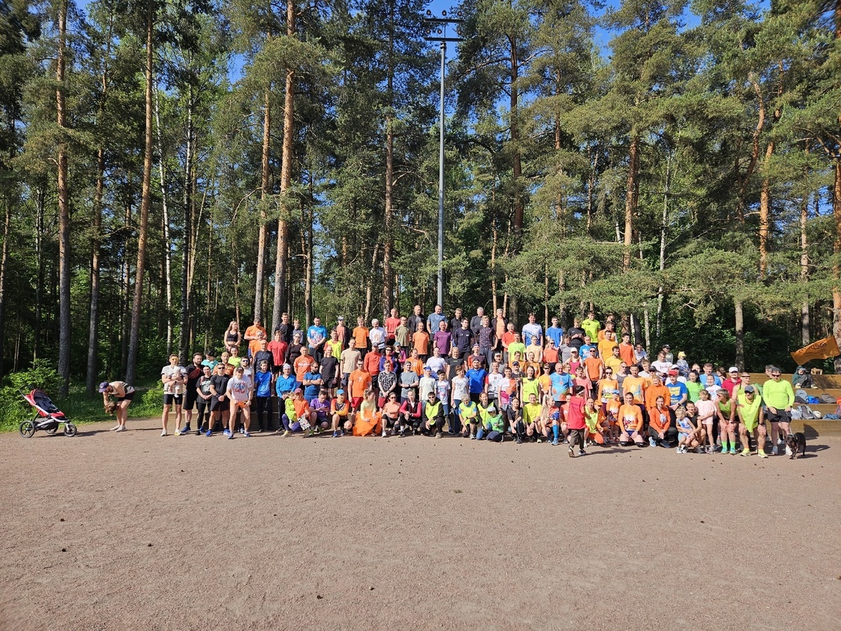 Фотка перед стартом! Я почти по центру, в синем! 