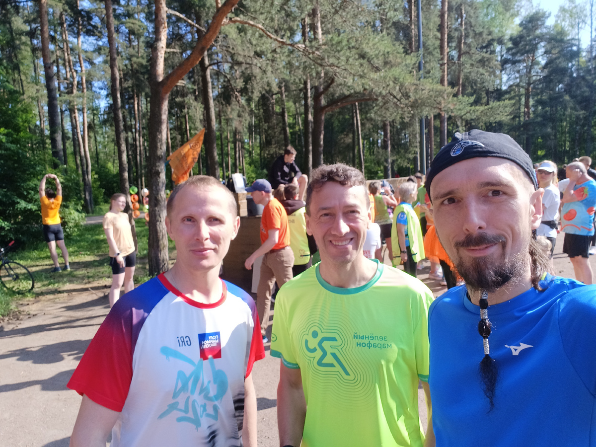 В центре Андрей, который пробежал свои 50-е «5 вёрст» на личник. Мы с Володей по краям.