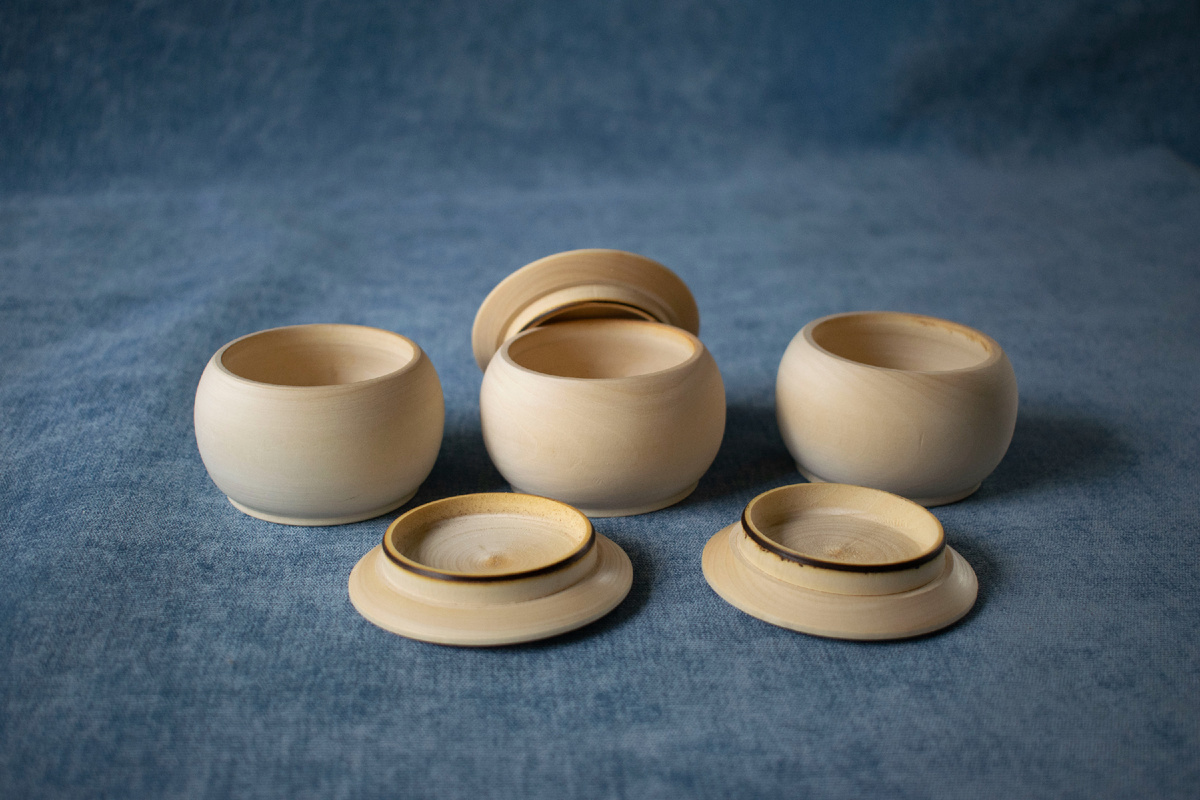 Заготовки из липы готовы к росписи. Они загрунтованы и отшлифованы. Фотография автора статьи.