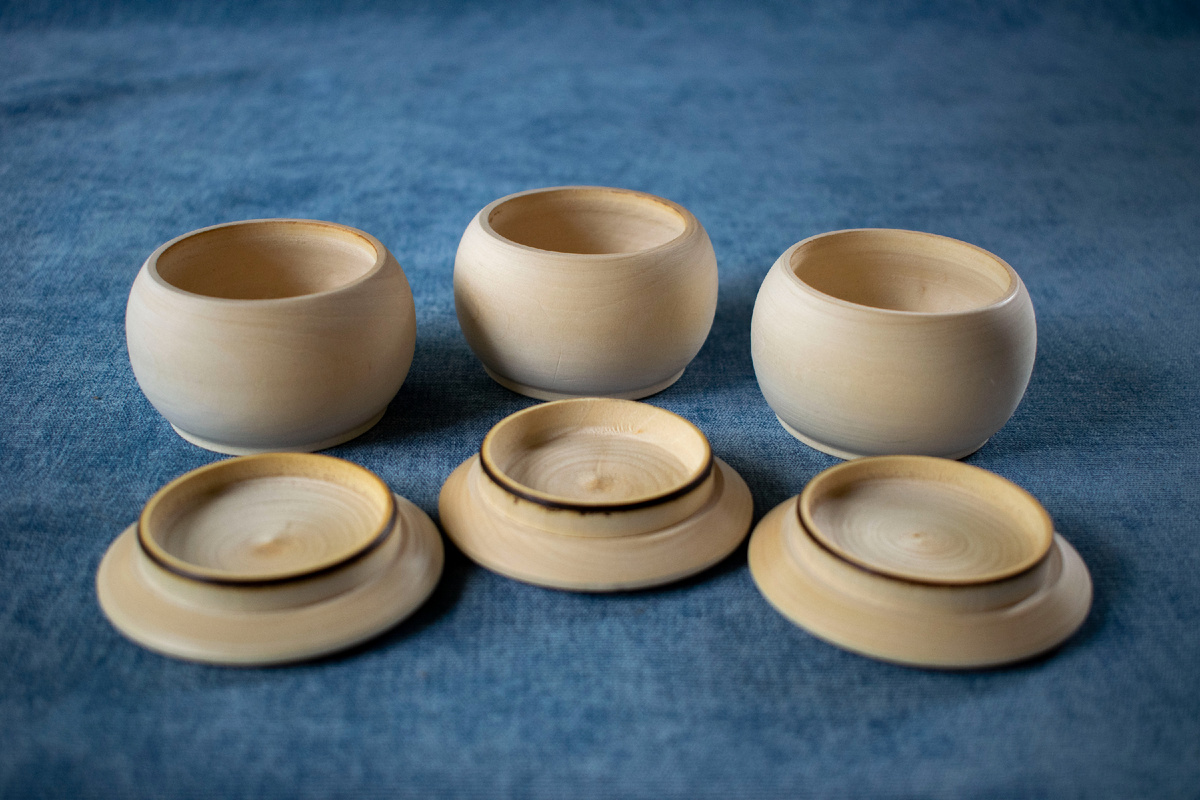 Заготовки из липы готовы к росписи. Они загрунтованы и отшлифованы. Фотография автора статьи.