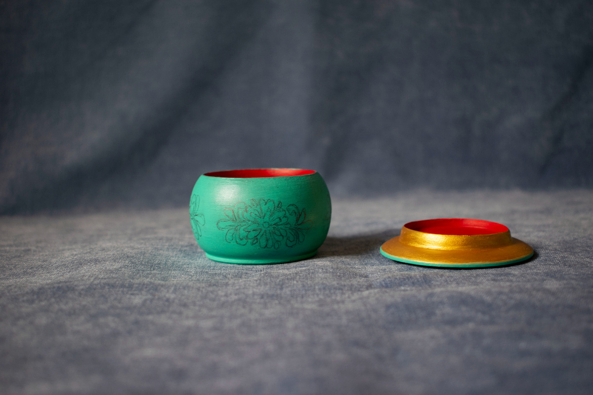 Творческий процесс создания рисунка и росписи на шкатулке. Фотография автора статьи.