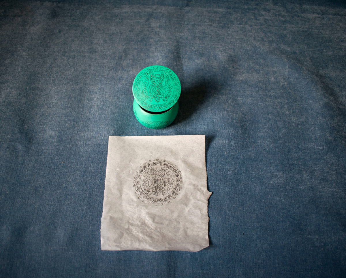 Создание рисунка и росписи на шкатулке начинается с визуализации. Сначала переносим желаемый узор на кальку. Затем аккуратно переводим его на шкатулку. Фотография автора статьи.